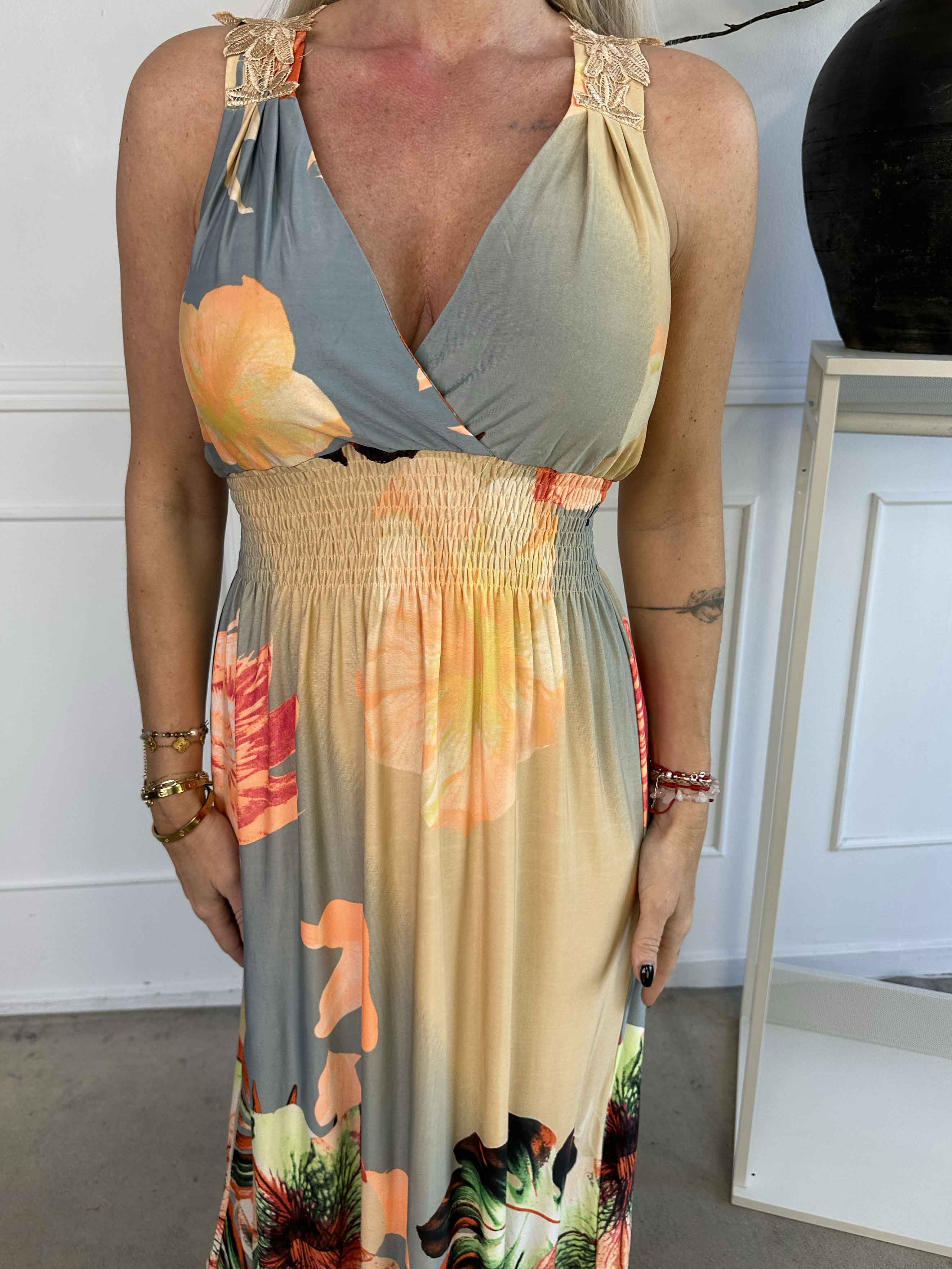 Nantes - Långklänning i stretchigt tyg med broderad rygg